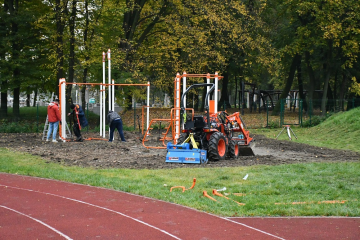 Na boisku LO powstaje plac sportowo-rekreacyjny z urządzeniami street workout